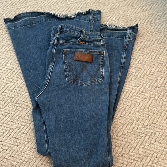 Wrangler High Rise Flare dark denim jeans size 27x34 - Picture 2 of 3